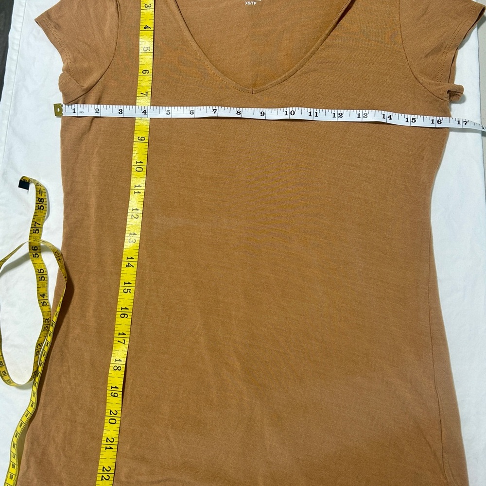 Tahari Tan Fitted Short Sleeve XS V Neck Tee.